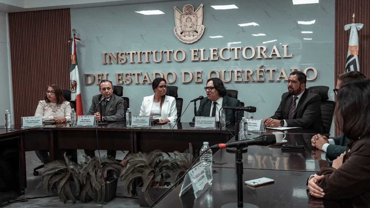 El Fiscal General de Querétaro habla ante un micrófono junto a titulares de autoridades electorales y judiciales