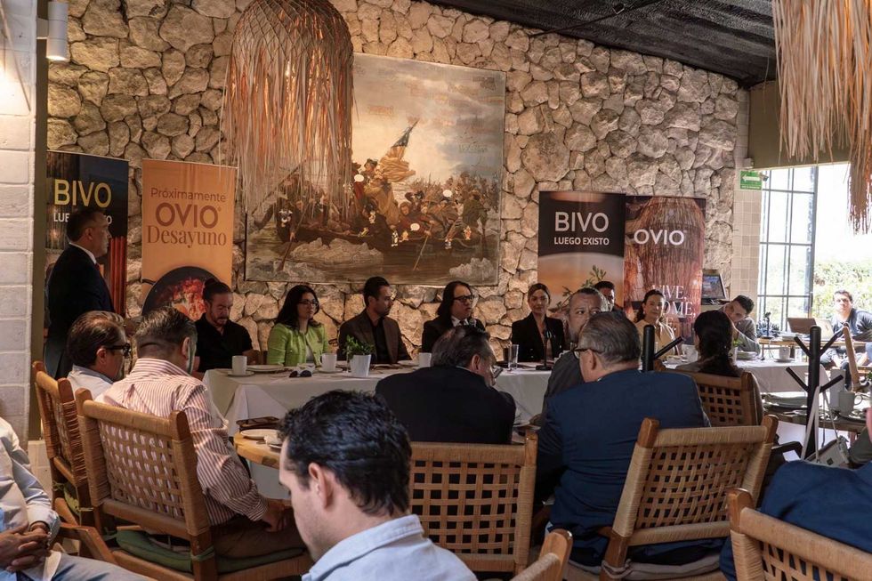 El Fiscal General V\u00edctor Antonio De Jes\u00fas Hern\u00e1ndez en mesa de trabajo con integrantes de CANIRAC delegaci\u00f3n Quer\u00e9taro.
