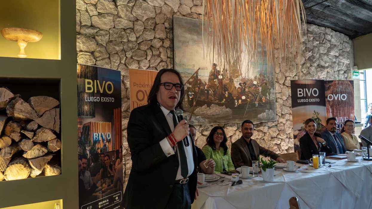 El Fiscal General Víctor Antonio De Jesús Hernández en mesa de trabajo con integrantes de CANIRAC delegación Querétaro.