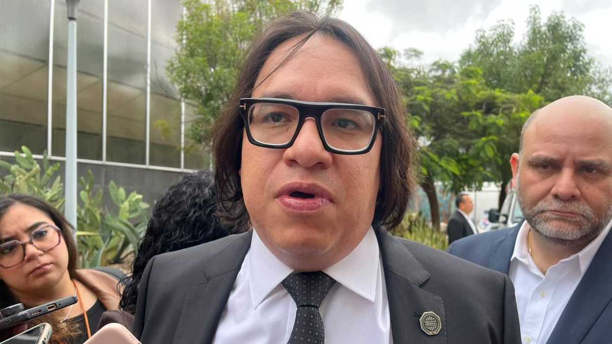 El Fiscal Víctor de Jesús Hernández habla ante reporteros sobre el arma en una secundaria de Jalpan de Serra