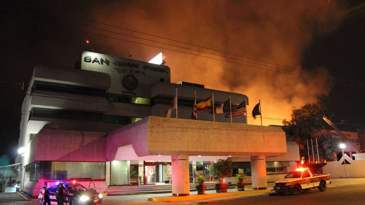 El fuego amenazó con propagarse el Hotel contigüo. FOTO ROTATIVO