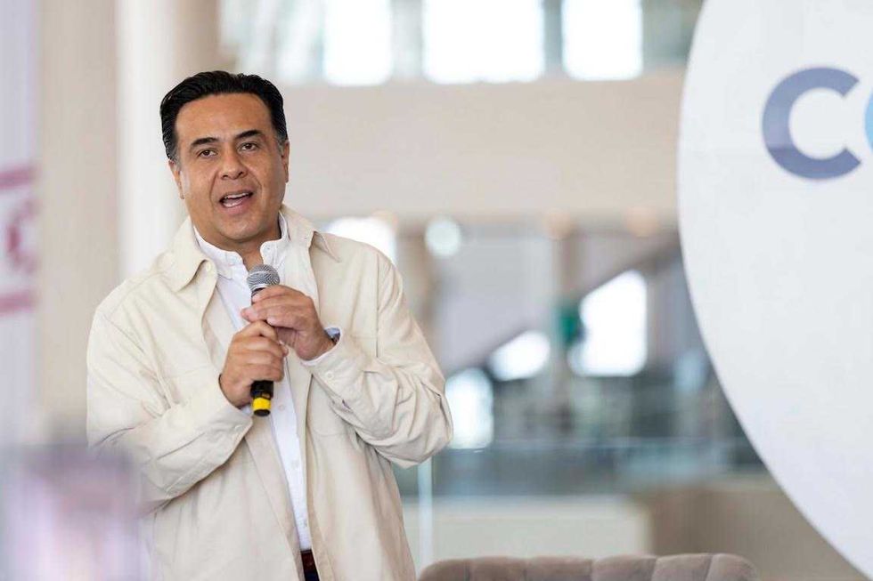 El gobernador de Quer\u00e9taro y funcionarios estatales durante la presentaci\u00f3n de avances del programa Aqu\u00ed Contigo en un acto oficial.
