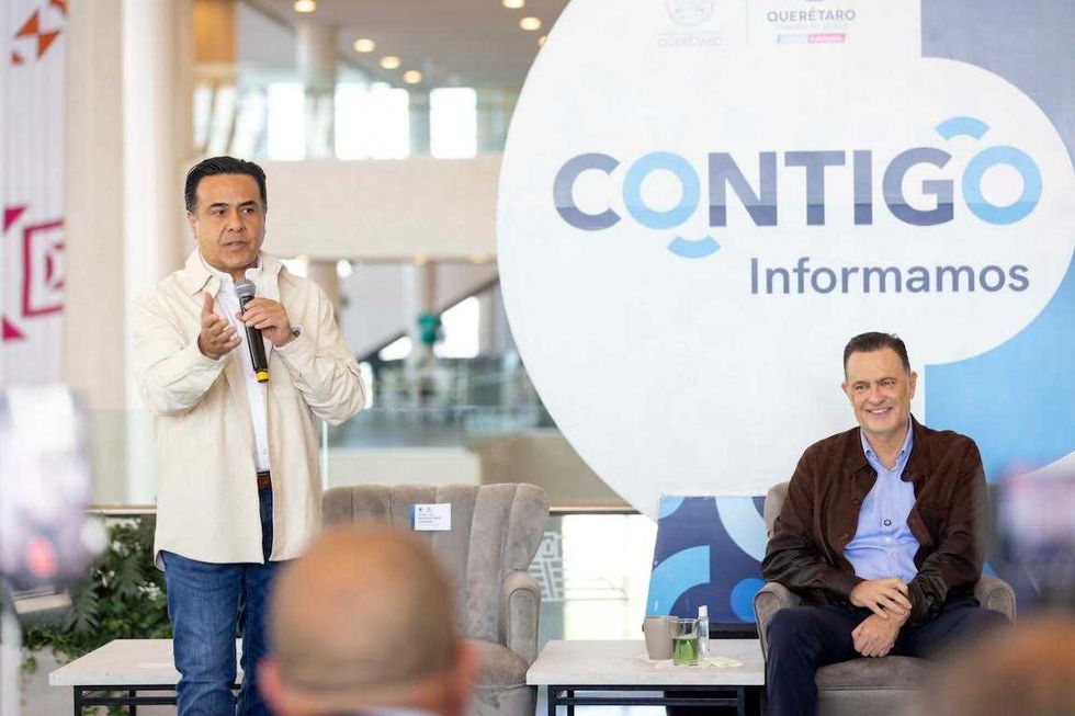 El gobernador de Quer\u00e9taro y funcionarios estatales durante la presentaci\u00f3n de avances del programa Aqu\u00ed Contigo en un acto oficial.