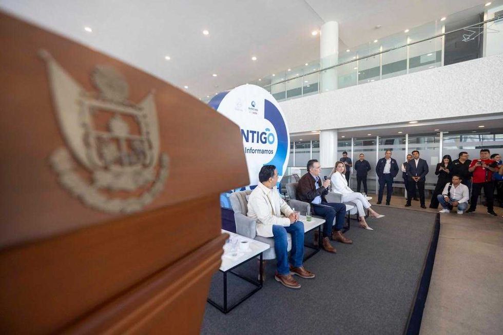 El gobernador de Quer\u00e9taro y funcionarios estatales durante la presentaci\u00f3n de avances del programa Aqu\u00ed Contigo en un acto oficial.