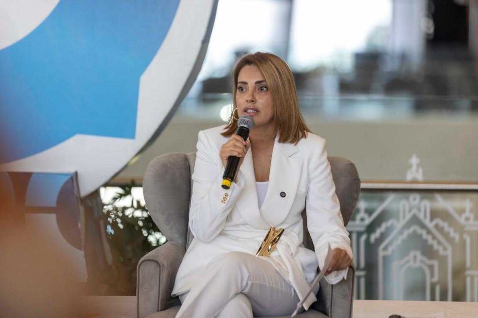 El gobernador de Quer\u00e9taro y funcionarios estatales durante la presentaci\u00f3n de avances del programa Aqu\u00ed Contigo en un acto oficial.