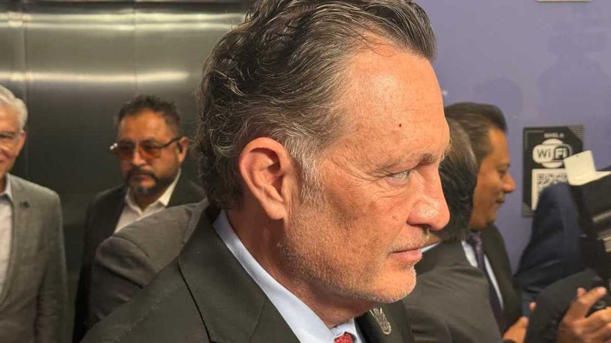 El gobernador de Querétaro, Mauricio Kuri González, durante declaraciones a medios de comunicación en las que se deslindó de las decisiones internas del PAN sobre candidaturas electorales