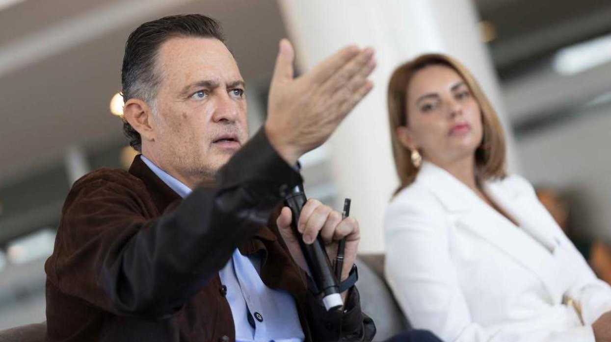 El gobernador de Querétaro y funcionarios estatales durante la presentación de avances del programa Aquí Contigo en un acto oficial.