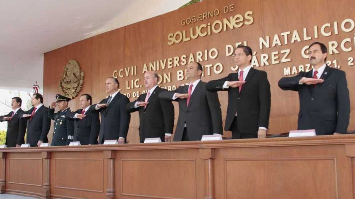 El Gobernador del Estado de Querétaro, José Calzada Rovirosa, encabezó la guardia de honor al Benemérito de las Américas.