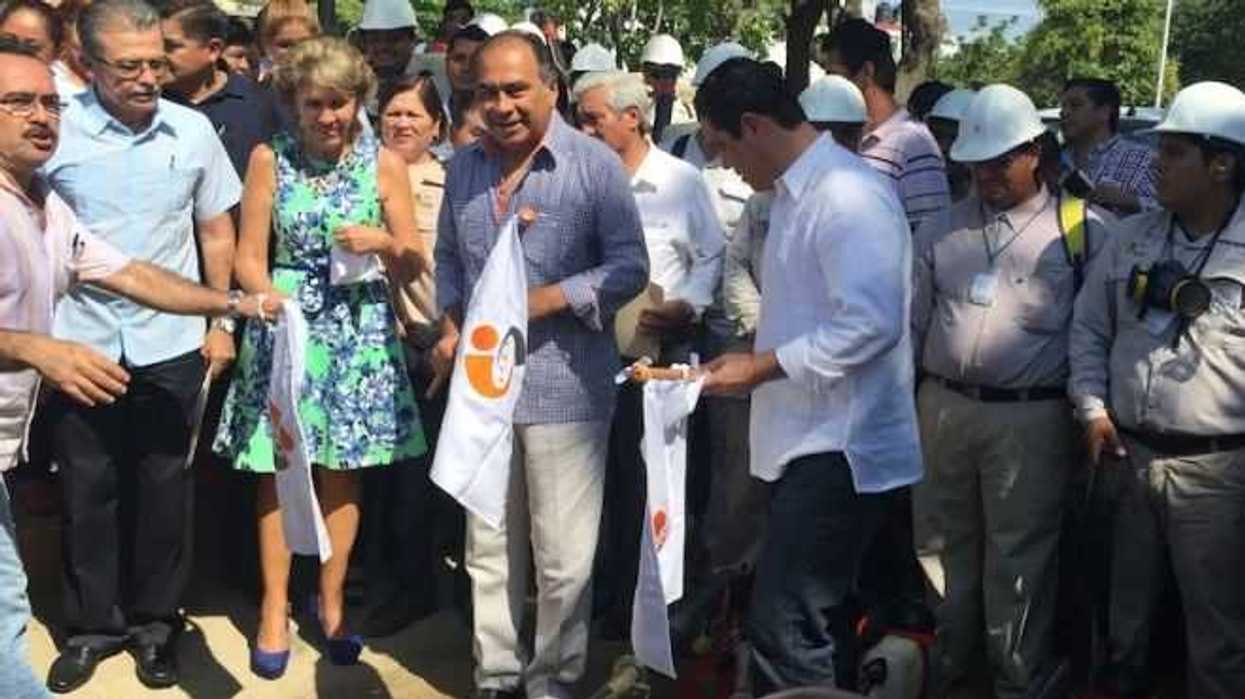 El gobernador Héctor Astudillo, acompañado del director del Programa de Enfermedades Transmitidas por Mosquito de la Secretaría de Salud, Gustavo Sánchez Tejeda. NOTIMEX