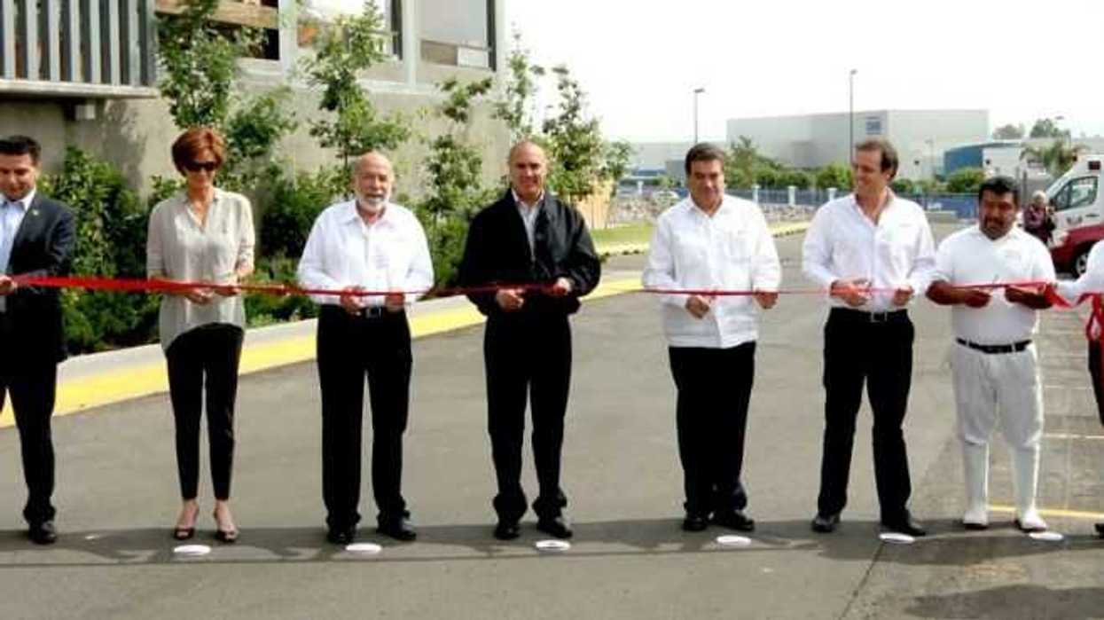 El Gobernador José Calzada inaugura las nuevas instalaciones de la empresa Lyncott.