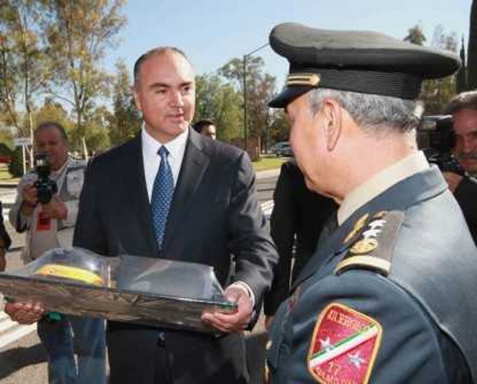 El gobernador José Calzada refrendó el respeto de Querétaro a las fuerzas armadas.