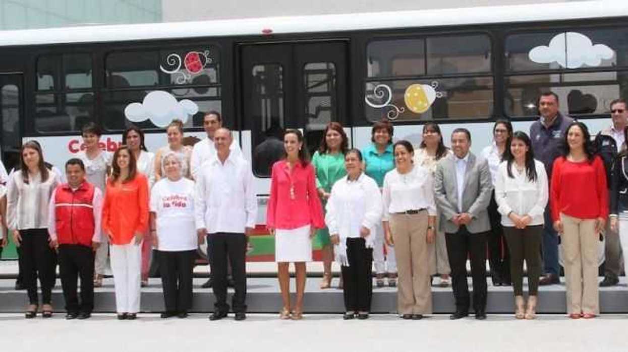 El gobernador José Calzada Rovirosa y la presidenta del sistema estatal DIF, Sandra Albarrán de Calzada, entregaron 45 vehículos para trasladar al día a 1000 adultos mayores y personas con discapacidad.