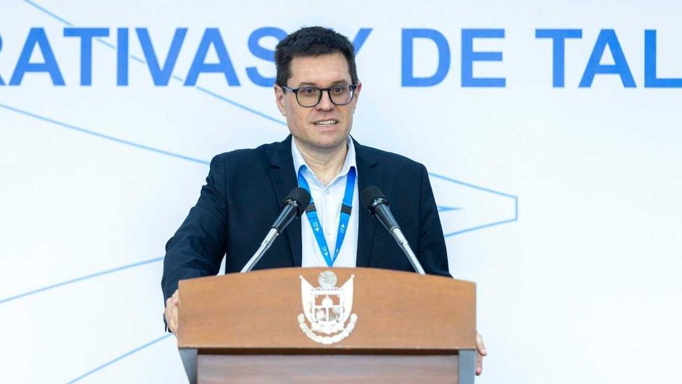 El gobernador Mauricio Kuri devela la placa de modernizaci\u00f3n de la Celda de Pruebas de ITP Aero en el Parque Industrial Benito Ju\u00e1rez.