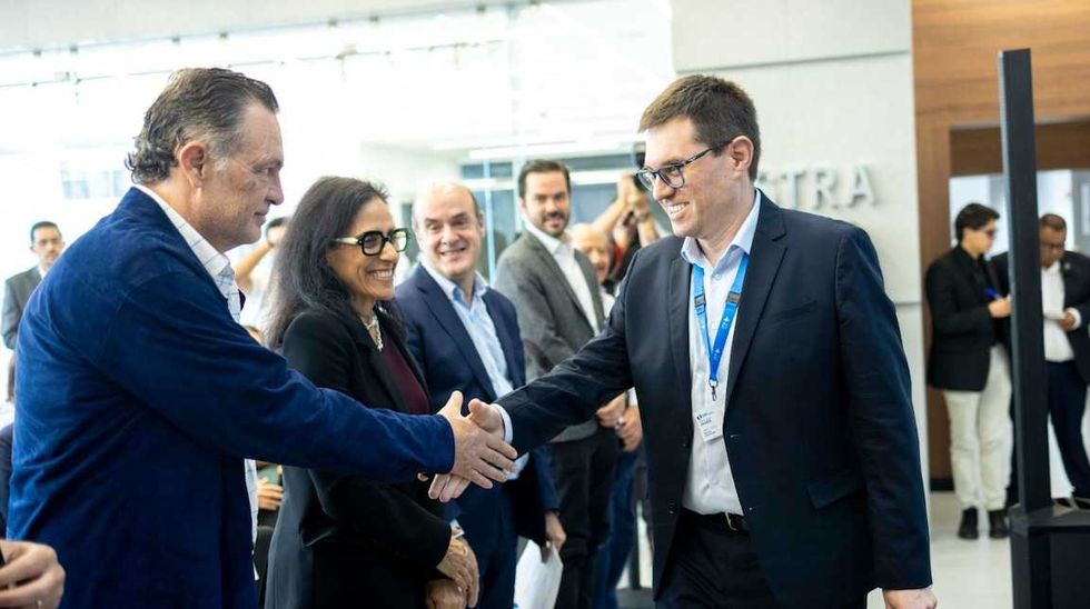 El gobernador Mauricio Kuri devela la placa de modernizaci\u00f3n de la Celda de Pruebas de ITP Aero en el Parque Industrial Benito Ju\u00e1rez.