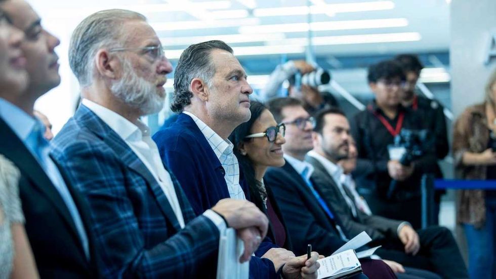 El gobernador Mauricio Kuri devela la placa de modernizaci\u00f3n de la Celda de Pruebas de ITP Aero en el Parque Industrial Benito Ju\u00e1rez.