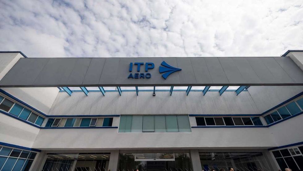 El gobernador Mauricio Kuri devela la placa de modernizaci\u00f3n de la Celda de Pruebas de ITP Aero en el Parque Industrial Benito Ju\u00e1rez.