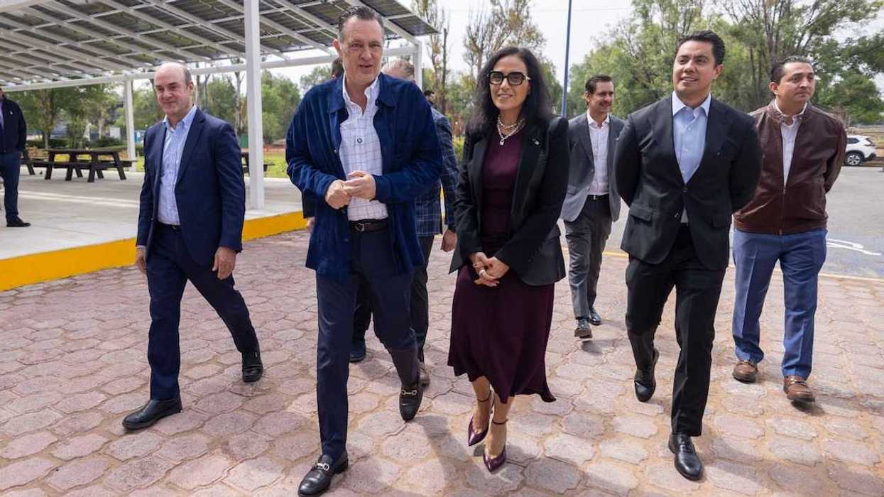 El gobernador Mauricio Kuri devela la placa de modernización de la Celda de Pruebas de ITP Aero en el Parque Industrial Benito Juárez.