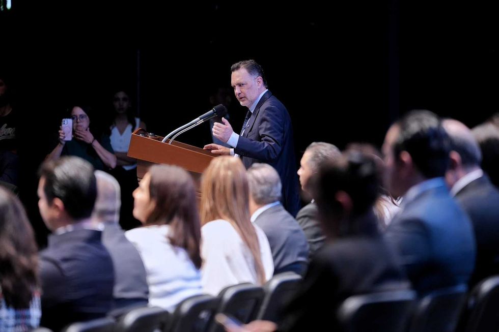 El gobernador Mauricio Kuri Gonz\u00e1lez dirige un mensaje durante la ceremonia de entrega del reconocimiento al Profesionista del A\u00f1o 2025 organizada por la FECAPEQ.