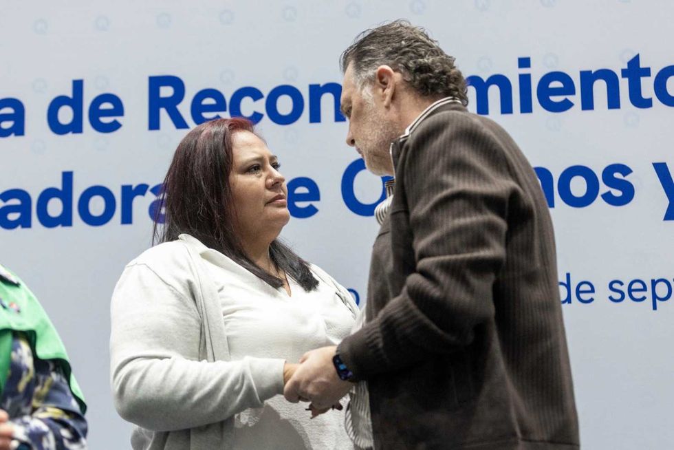 El gobernador Mauricio Kuri Gonz\u00e1lez saluda a un integrante de una familia donadora durante la ceremonia del M\u00e9rito Altruista en Quer\u00e9taro