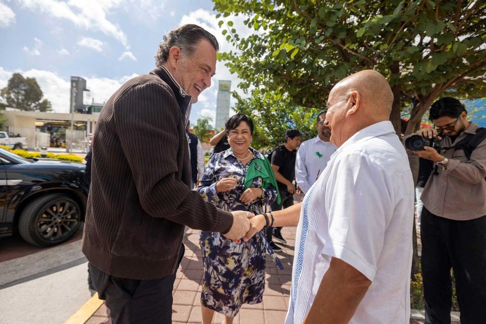 El gobernador Mauricio Kuri Gonz\u00e1lez saluda a un integrante de una familia donadora durante la ceremonia del M\u00e9rito Altruista en Quer\u00e9taro