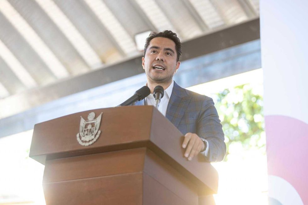 El gobernador Mauricio Kuri Gonz\u00e1lez y el alcalde Felifer Mac\u00edas Olvera durante la entrega de obras en las primarias M\u00e9xico e Italia de Quer\u00e9taro capital, con inversi\u00f3n de 23 millones de pesos