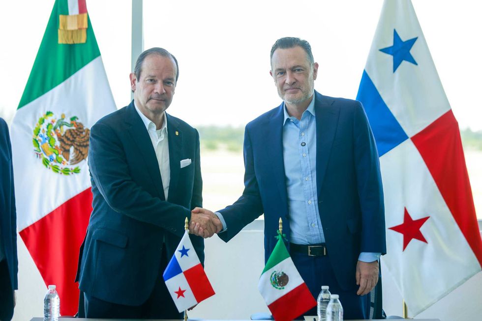 El gobernador Mauricio Kuri Gonz\u00e1lez y un funcionario paname\u00f1o se dan la mano al t\u00e9rmino de la reuni\u00f3n