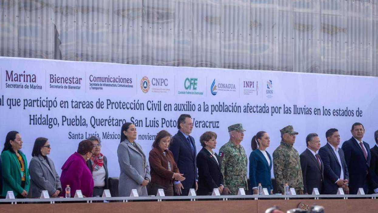 El gobernador Mauricio Kuri González acompañó a la presidenta Claudia Sheinbaum Pardo durante la ceremonia de reconocimiento al personal de protección civil en la Base Aérea Santa Lucía.