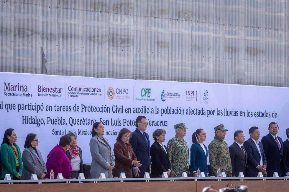 El gobernador Mauricio Kuri González acompañó a la presidenta Claudia Sheinbaum Pardo durante la ceremonia de reconocimiento al personal de protección civil en la Base Aérea Santa Lucía.