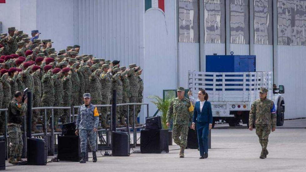El gobernador Mauricio Kuri González acompañó a la presidenta Claudia Sheinbaum Pardo durante la ceremonia de reconocimiento al personal de protección civil en la Base Aérea Santa Lucía.