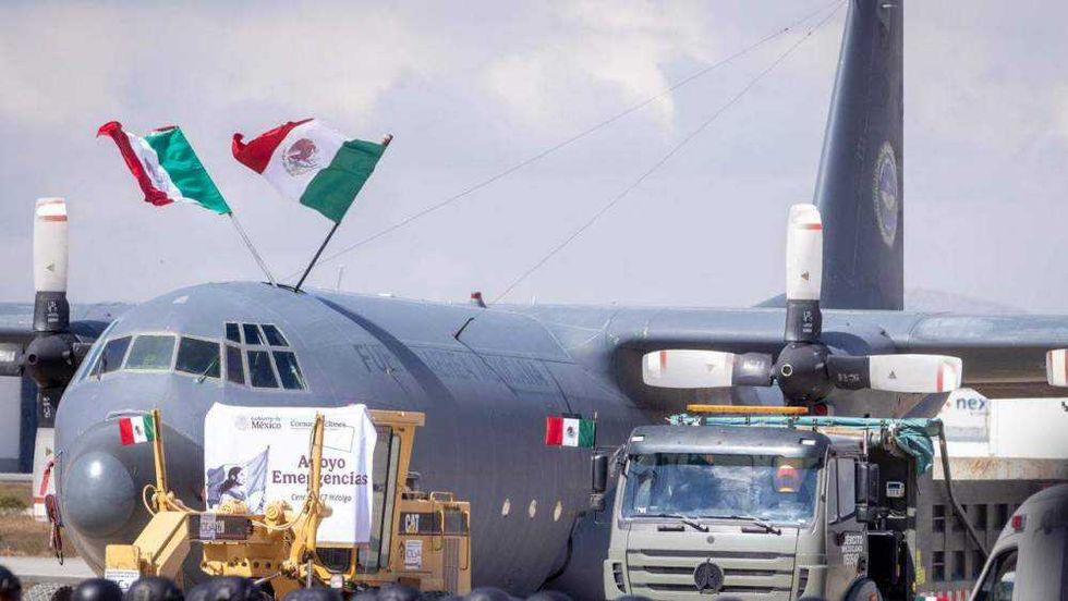 El gobernador Mauricio Kuri González acompañó a la presidenta Claudia Sheinbaum Pardo durante la ceremonia de reconocimiento al personal de protección civil en la Base Aérea Santa Lucía.