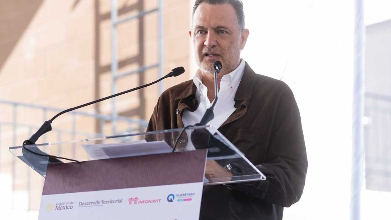 El gobernador Mauricio Kuri González durante un evento público, donde señaló que la regulación del uso de pirotecnia corresponde a los municipios y sus comunidades.