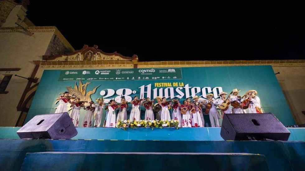El gobernador Mauricio Kuri González encabezó la ceremonia inaugural del Festival de la Huasteca, que reúne a portadores de tradición de seis estados en Jalpan.