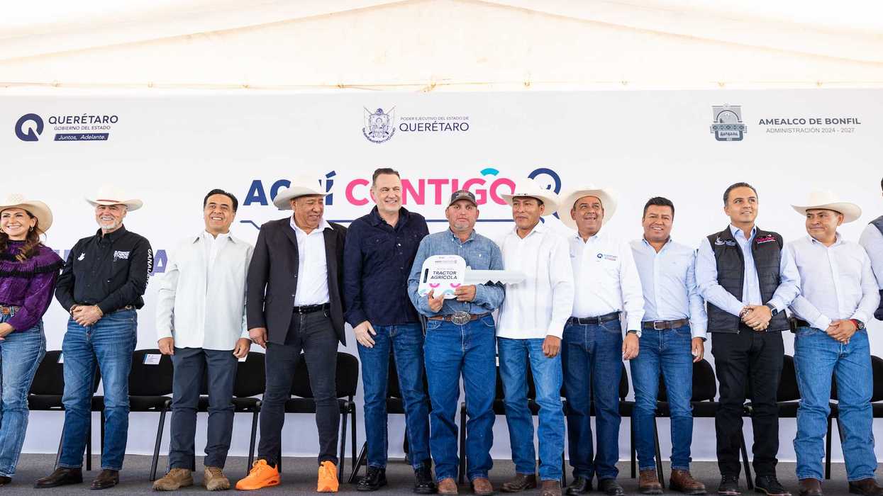El gobernador Mauricio Kuri González entrega una llave simbólica de tractor agrícola a un productor durante el arranque regional del programa Apoyo al Campo Queretano en Amealco de Bonfil.