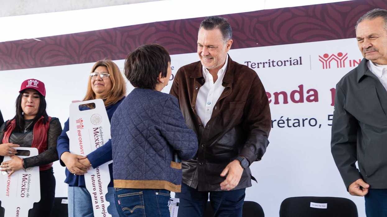 El gobernador Mauricio Kuri González entrega una vivienda a una beneficiaria del Programa de Vivienda para el Bienestar del Infonavit en San Juan del Río.