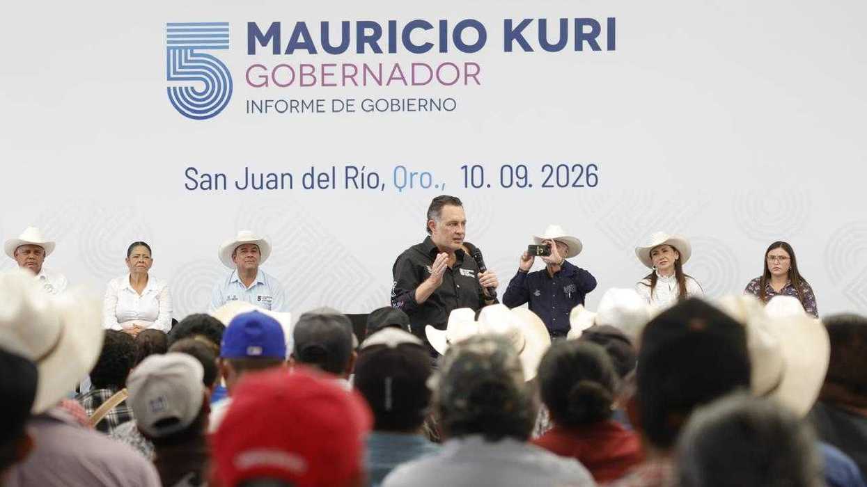 El gobernador Mauricio Kuri González habla ante productores durante la entrega de apoyos en San Juan del Río