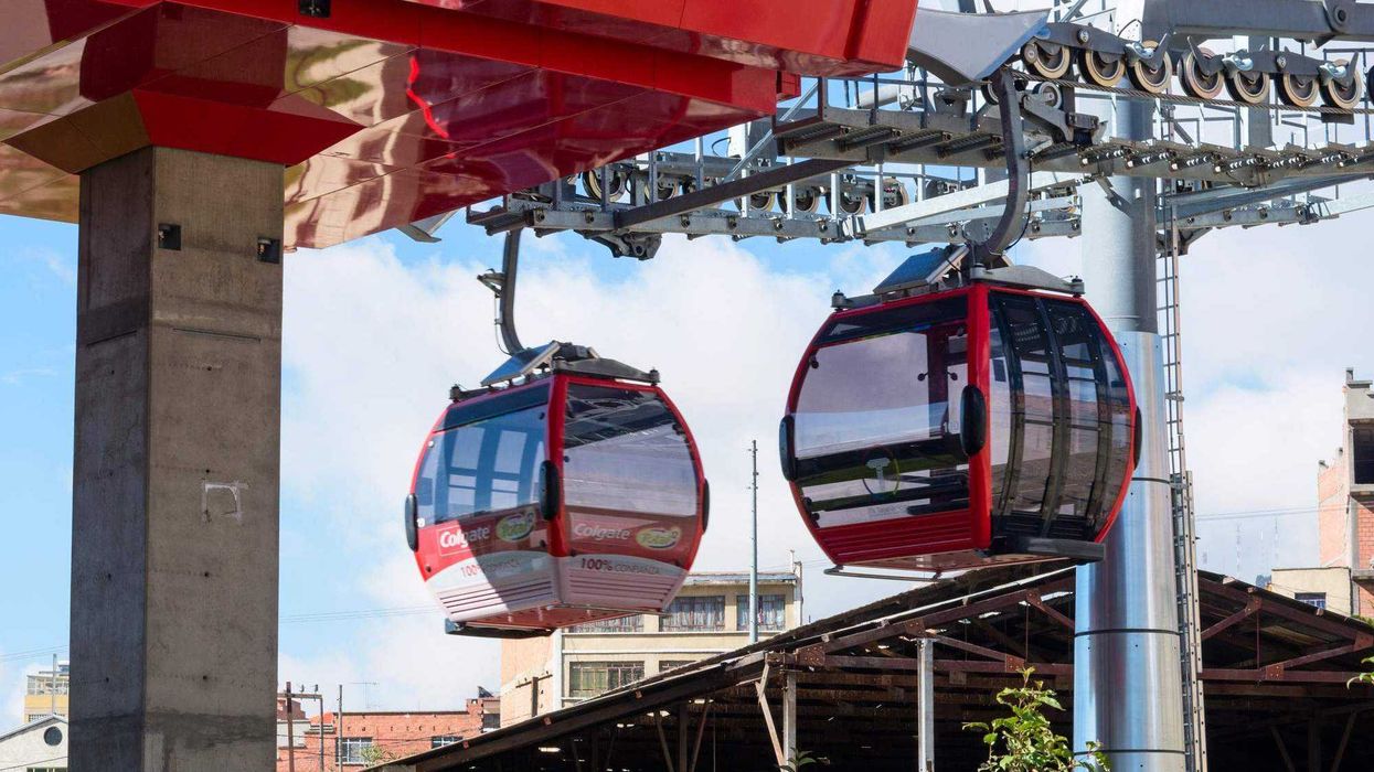 El gobernador Mauricio Kuri González manifestó su apoyo al proyecto de teleférico que conectaría diferentes zonas de la capital queretana, sujeto a consulta ciudadana.