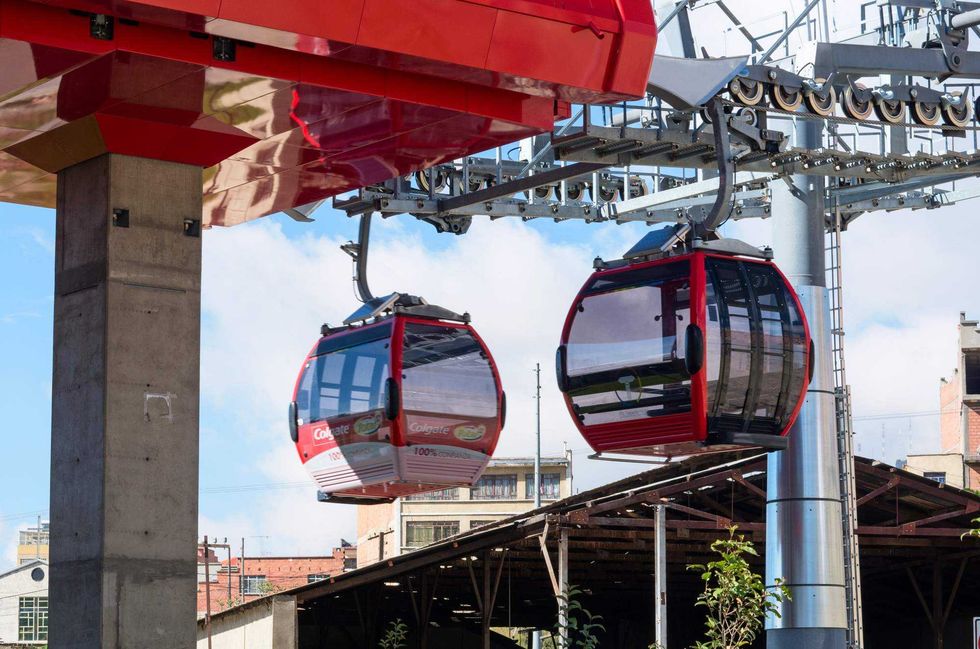 El gobernador Mauricio Kuri González manifestó su apoyo al proyecto de teleférico que conectaría diferentes zonas de la capital queretana, sujeto a consulta ciudadana.