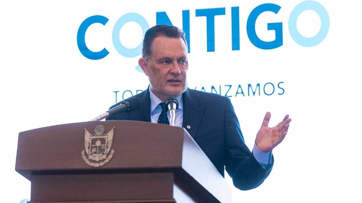 El gobernador Mauricio Kuri González participa en la entrega de las primeras viviendas del desarrollo habitacional de Infonavit en la colonia Cerro Gordo, en San Juan del Río.