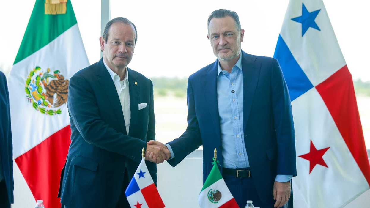 El gobernador Mauricio Kuri González y un funcionario panameño se dan la mano al término de la reunión