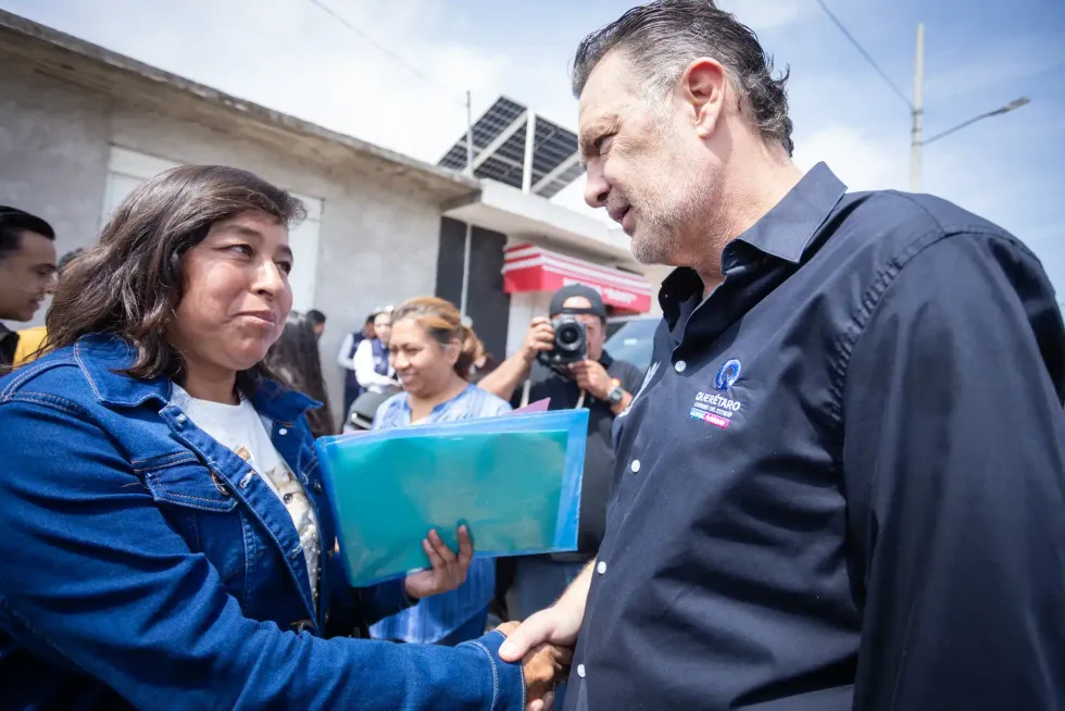 El gobernador Mauricio Kuri saluda a una vecina durante la inauguraci\u00f3n de calles rehabilitadas en La Pe\u00f1a, San Juan del R\u00edo.