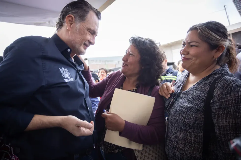 El gobernador Mauricio Kuri saluda a una vecina durante la inauguraci\u00f3n de calles rehabilitadas en La Pe\u00f1a, San Juan del R\u00edo.