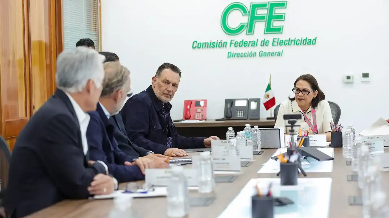 El gobernador Mauricio Kuri se reúne con la directora de la CFE, Emilia Esther Calleja Alor, para abordar las fallas en el suministro eléctrico en Querétaro.