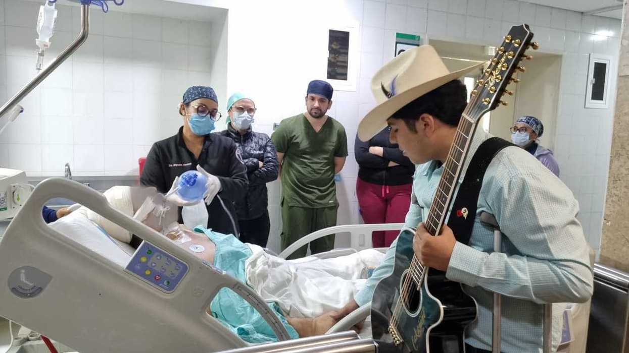 El hijo del donador toca la guitarra junto a la cama del hospital antes de la procuración de órganos