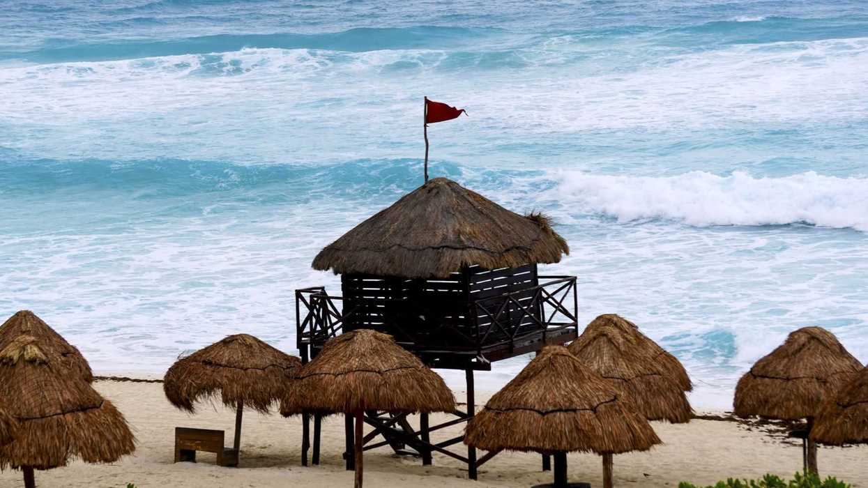 El huracán Beryl toca tierra en México bajo alerta roja. AFP.