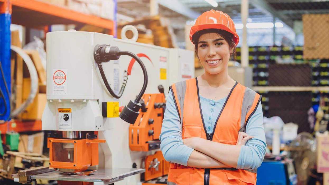 El INEGI informó que la productividad laboral se mantuvo estable en el tercer trimestre de 2025 con caída anual de 0.2%, construcción registra mayor descenso.