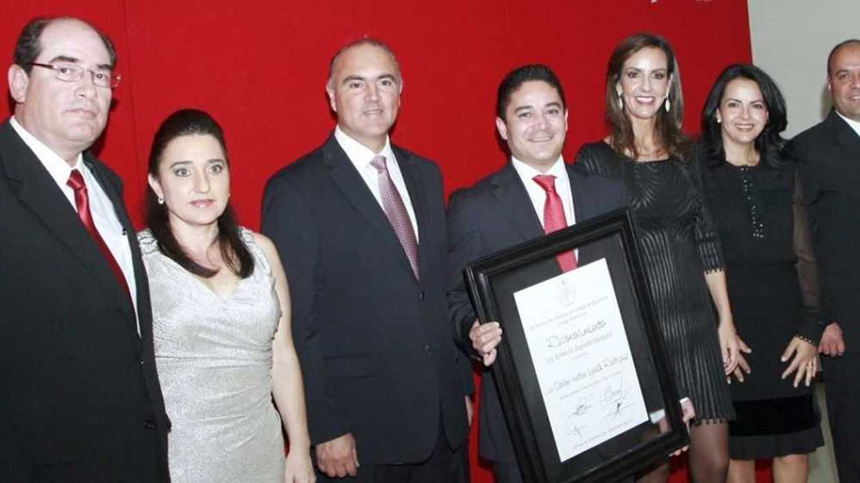 El Mandatario Estatal hizo entrega de reconocimientos a notarios de la entidad por el cumplimiento de 10 y 40 años de ejercicio notarial.