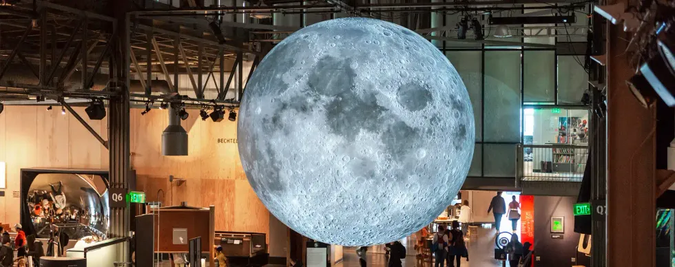 El Museo de la Luna permite observar con detalle milimétrico la superficie del satélite natural. Cada centímetro de la instalación equivale a 5 kilómetros de la luna real, resultado de seis meses de escaneo espacial.