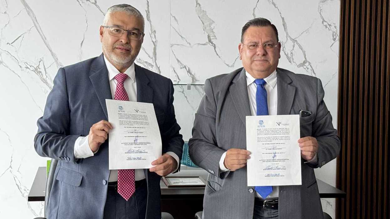 El notario Daniel Cholula Guasco y el rector Ricardo Alberto Andrade Mondragón sostienen el convenio firmado entre la Notaría 13 y la Universidad Privada del Bajío en San Juan del Río