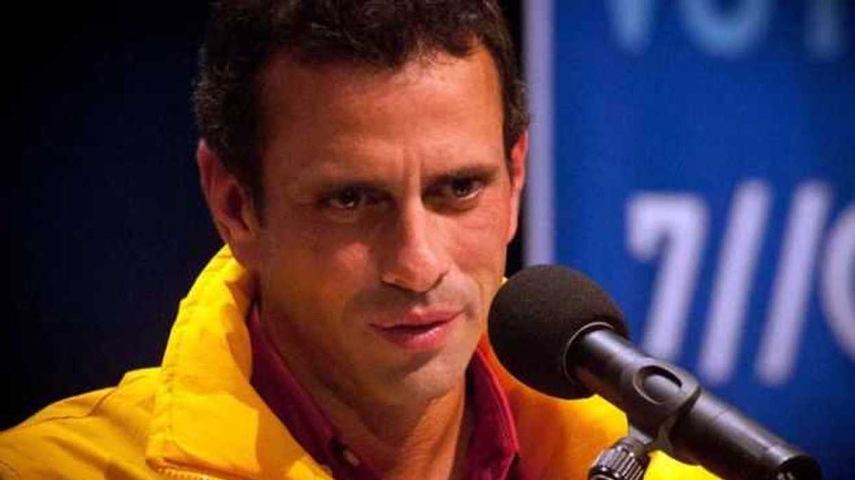 El opositor candidato presidencial Henrique Capriles Radonski, reconoció esta noche su derrota en las elecciones presidenciales, y felicitó a Hugo Chávez por su segunda reelección consecutiva, que le permitirá mandar 20 años seguidos.NOTIMEX