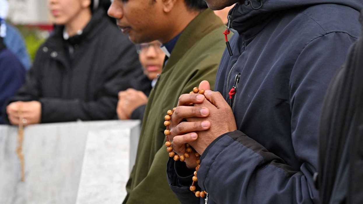 El papa muestra signos de mejoría pero es "demasiado pronto" para que salga del hospital. AFP.